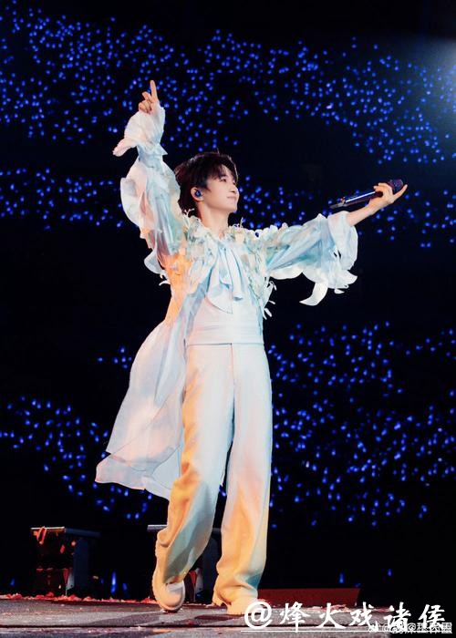 从登高赏雪到跨年演唱会 2026元旦年轻人更爱这么玩 从登高赏雪到跨年演唱会 2026元旦年轻人更爱这么玩